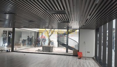 Thi công trần nan gỗ nhựa phủ film G-plast Việt Pháp tại Grandeur Palace 138B Giảng Võ – Hà Nội