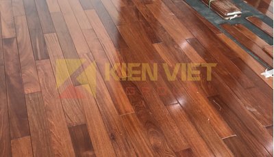 Thi công sàn gỗ tự nhiên Căm Xe tại Khu Biệt thự Gamuda City Hà Nội
