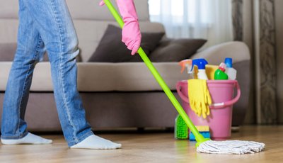 Cách lau sàn gỗ công nghiệp "đúng chuẩn" đơn giản - hiệu quả