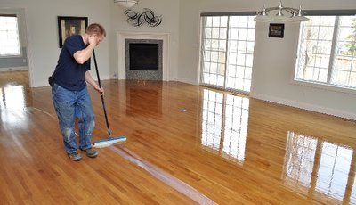 Mách bạn 6 cách lau sàn gỗ dính sơn cực kỳ đơn giản và nhanh chóng