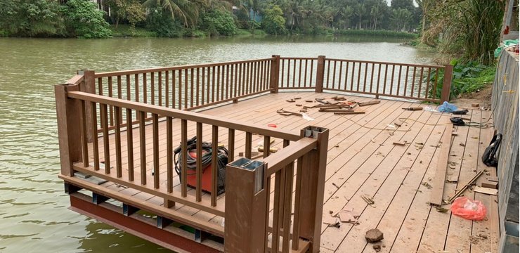 Hoàn thiện hệ hàng rào gỗ nhựa + sàn gỗ Greenwood cho khu biệt thự Vinhome Bằng Lăng - Long Biên - HN